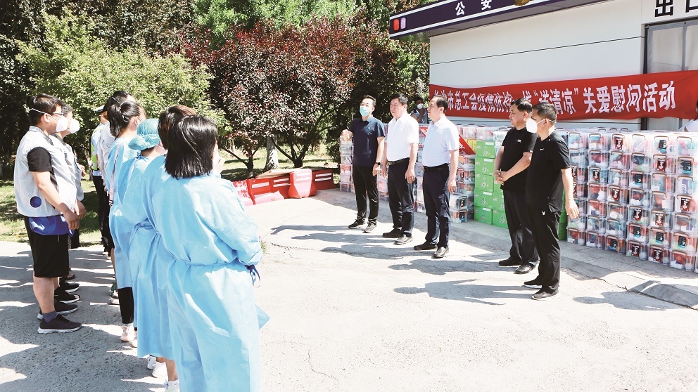 长治市总领导慰问一线抗疫人员.jpg